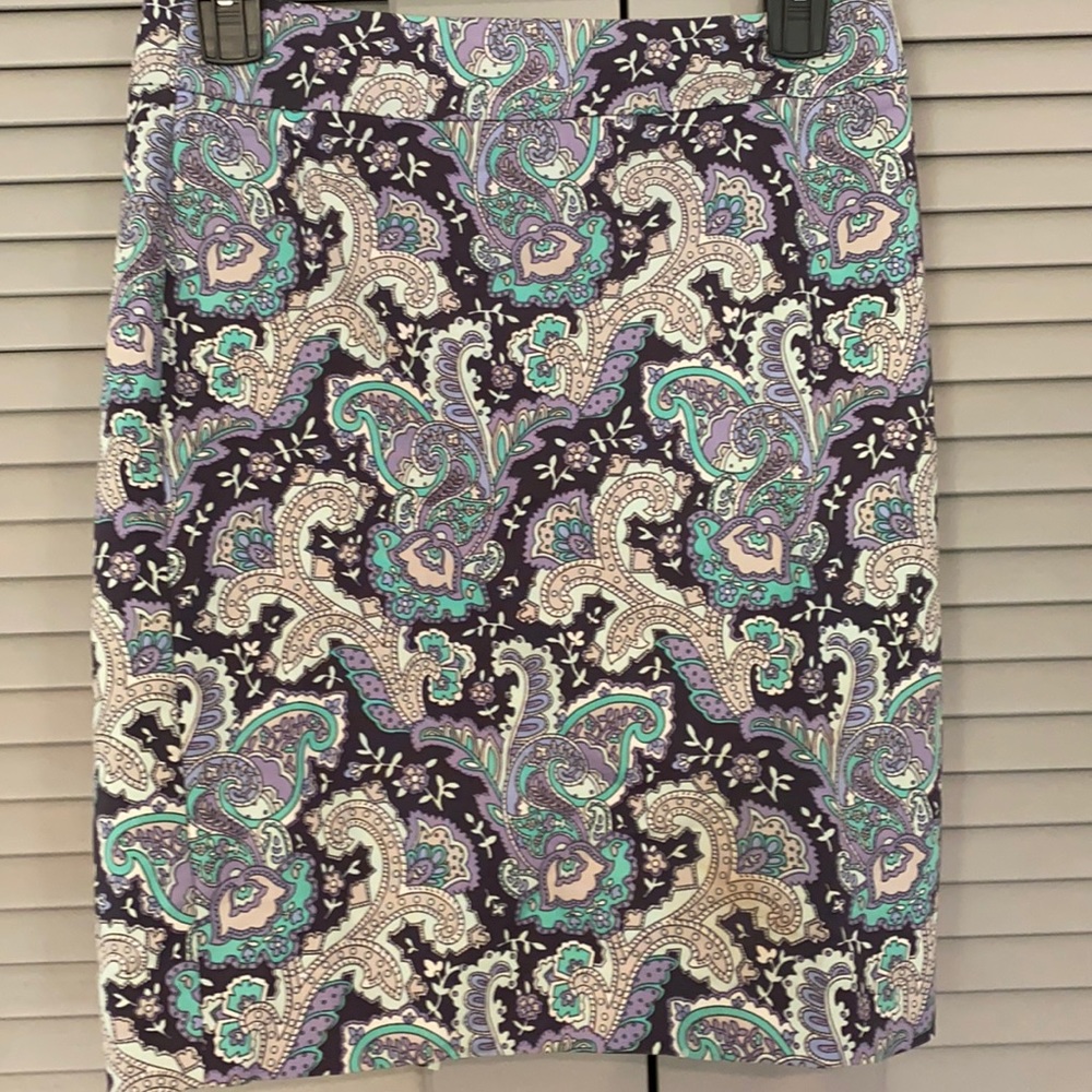 Patterned pencil skirt with slit
